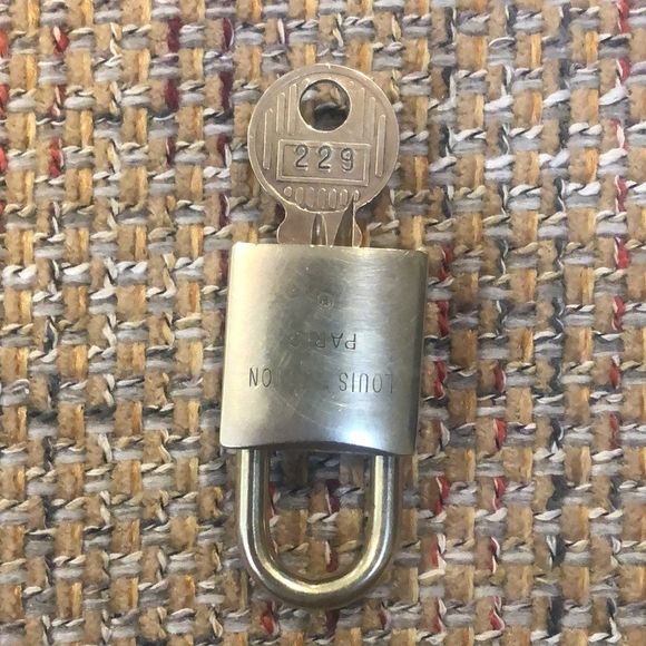 Vintage LV Louis Vuitton Padlock Lock & Key 229 - Picture 8 of 12